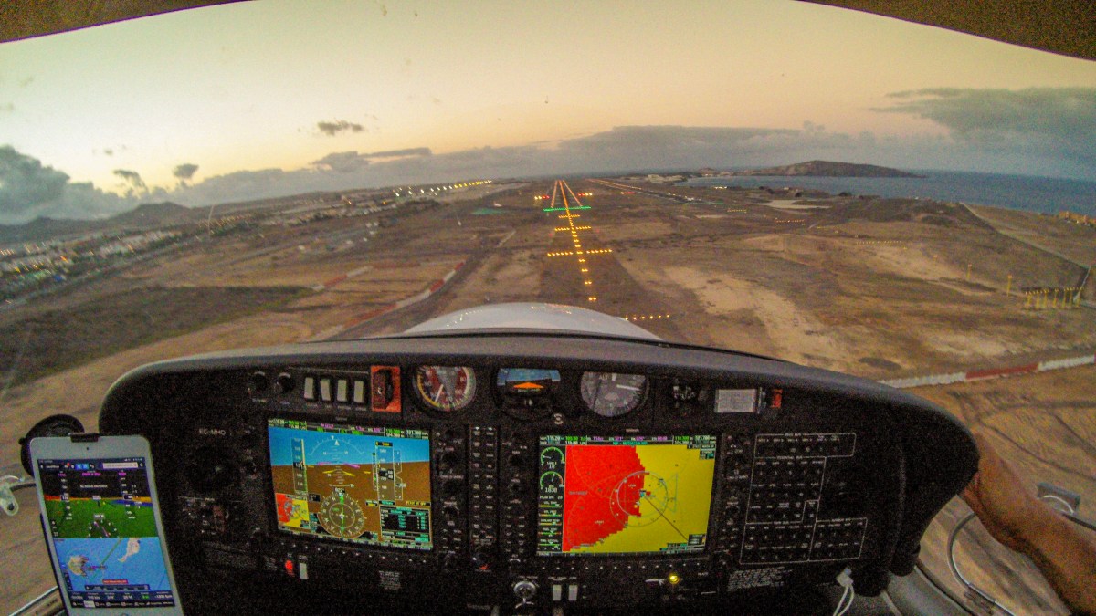Fighting some crosswind on final RWY 03L into Gran Canaria (W 360/20 G30)